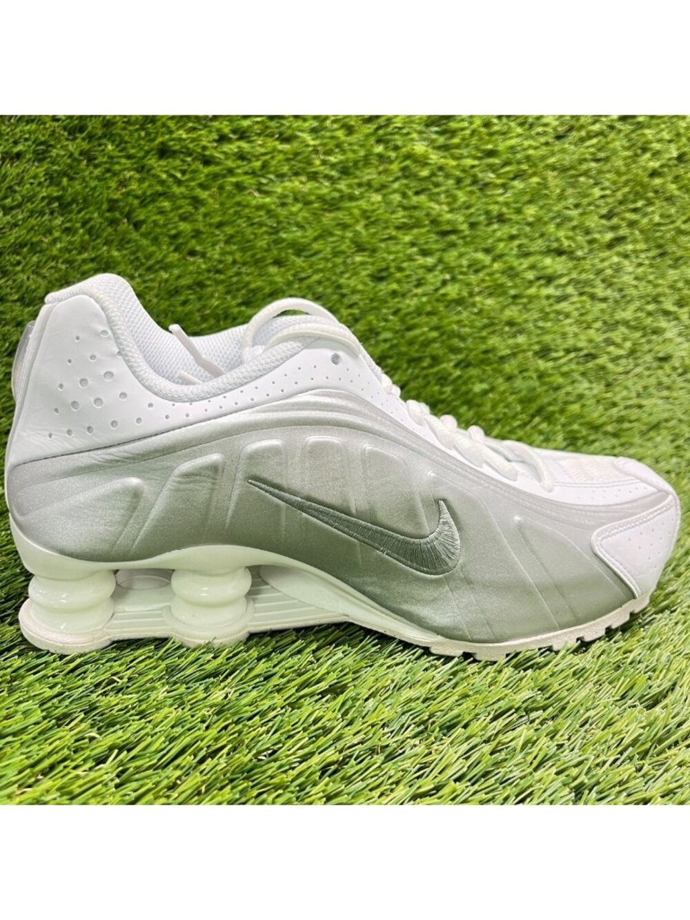 Nike Shox R4 Boys Size 5.5Y White Silver Athletic Running Walking Shoes Sneakers